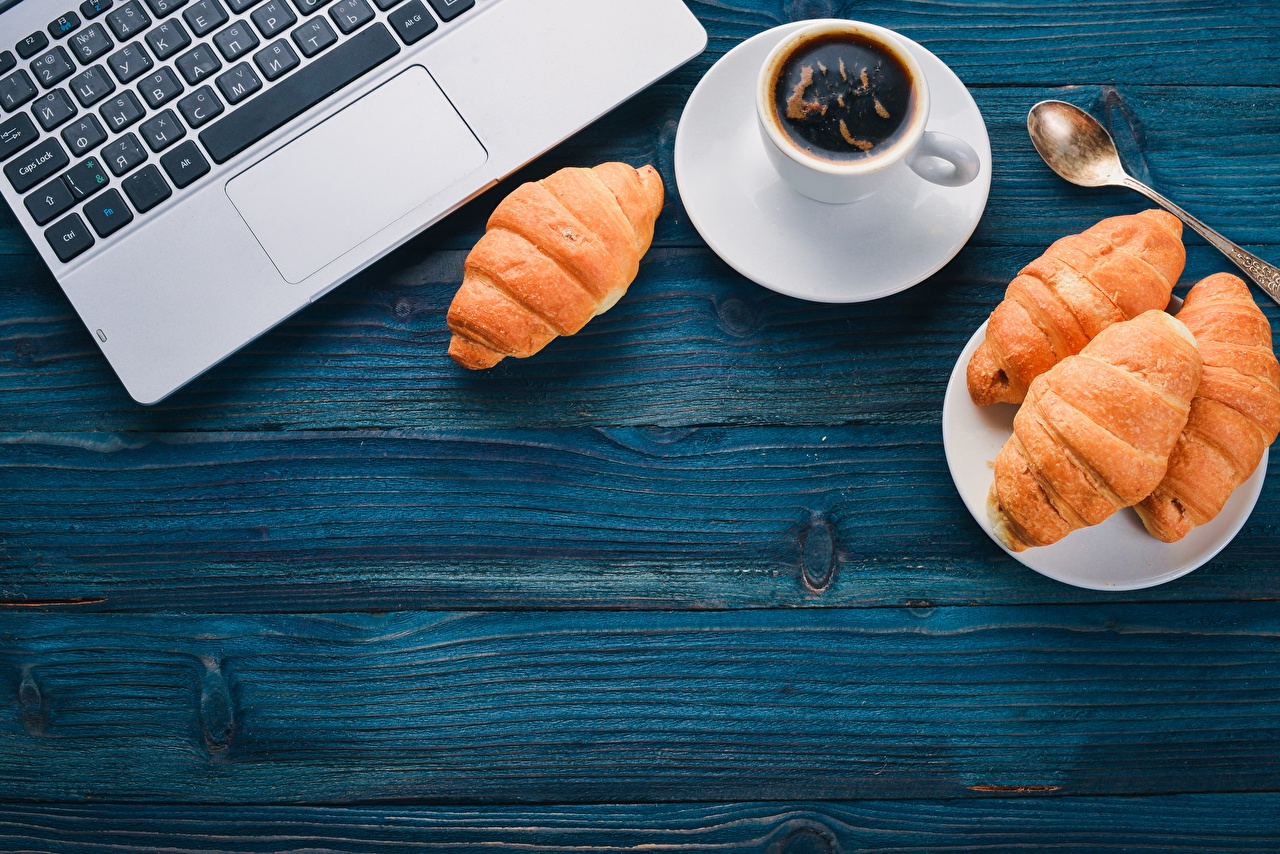 Coffee_Croissant_Keyboard_Cup_Spoon_Laptops_Wood_583983_1280x854